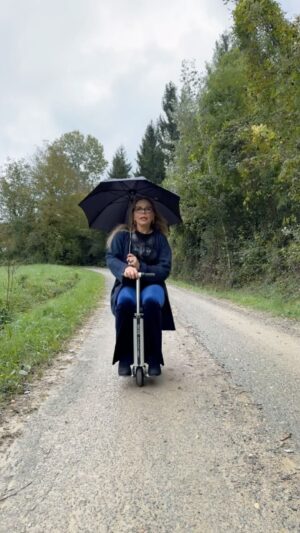 Ornella Muti Instagram - Quando perdi l’aereo ma non le speranze! @ornellamuti #naikerivelli @cinevalley_official
STIAMO ARRIVANDO GUYS! @paologalassi.ig @ornellamuti @airwheelturkey @airwheel.luggage @airwheelit @mow_mag @gianmarco_aimi @mario_talarico_since_1860 #cinevalley #italia #stiamoarrivando #comica
