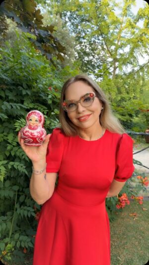 Ornella Muti Instagram - Women from Russia 🇷🇺 and Italy 🇮🇹 united to create handcrafted, ethical, vegan 🌱 🌱🌱 “plant-based leather” bags and accessories.
@pepfer.ru @ornellamuti @naikerivelli
#vegan #veganbags #veganleather #postleathergeneration #ethical #handmade #russia #italy #ornellamuti #women #sisters #vegancollaboration
#repost @evahott1 🙏🏼🇷🇺❤️
@zhannagarber @yuliaprokhorovaofficial