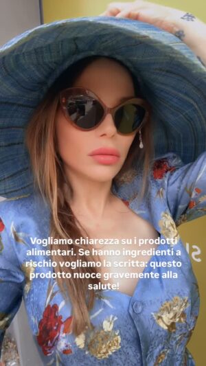 Ornella Muti Instagram - Chiedo al governo di fare come con le sigarette: scrivere su tutti i prodotti in ROSSO CON didascalia GIGANTE E LEGGIBILE: cosa contengono i nostri cibi e soprattutto da dove vengono. Dobbiamo sapere i danni che possono causare a noi e soprattutto i nostri figli. Deve esserci scritto: QUESTO PRODOTTO CHIMICAMENTE PROCESSATO CONTIENE INGREDIENTI CHIMICI A RISCHIO, COLORANTI A RISCHIO, CONSERVANTI A RISCHIO PER LA VOSTRA SALUTE E QUELLA DEI VOSTRI FIGLI E CREANO DIPENDENZA ALIMENTARE MALSANA! Le sigarette sono scelte che fanno gli adulti. I bambini non sanno e soprattutto non possono decidere per se stessi. Tante mamme si affidano ai brand alle pubblicità ingannevoli. Ci avveleniamo e avveleniamo i nostri cari pensando di fargli del bene. Perché ci mentono costantemente. Negli Stati Uniti una sola donna @thefoodbabe é riuscita assieme a milioni di mamme americane a boicottare la Kellogg’s! Noi invece abbiamo aperto le braccia a tutto ciò che è veleno e cibo spazzatura. Mai abbiamo avuto così tanti tumori e malattie nei giovani come in questo periodo storico. Non è giusto. Non è giusto! NON É GIUSTO!!! #facciamounarivoluzione #mammeitaliane ho sentito che il @pdroma vuole diminuire gli zuccheri… 🤦🏻♀️🤷🏻♀️🙈🤣🤣🤣 come se questo bastasse. Qui c’è informazione ingannevole da debellare! Qui c’è da far crollare un sistema marcio che trae profitto dall’avvelenamento dei nostri ragazzi. Basta Cibo spazzatura negli ospedali nelle@scuole e soprattutto sulle nostre tavole! Affossiamo i nostri agricoltori per mangiare pomodori dal Camerun e pesche e albicocche dalla Spagna. Nulla viene più da chilometro zero. Tutto ormai è finto e non sa di nulla. Il cibo è la nostra benzina. Siamo quello che mangiamo. Perché vogliono distruggerci a tutti i costi? Perché esistono supermercati bio salutari che costano ira di Dio e poi mega supermercati colorati con cibo a prezzi stracciati??? Fatevi delle domandi e quando vi siete dati delle risposte, ricordiamoci che l’unione fa la forza. Siamo noi i numeri, abbiamo noi il potere in mano. Basta unirsi. Ma non per diminuire gli zuccheri e farsi pubblicità coi partiti politici. Qui va fatta una vera e propria battaglia per noi stessi 💚