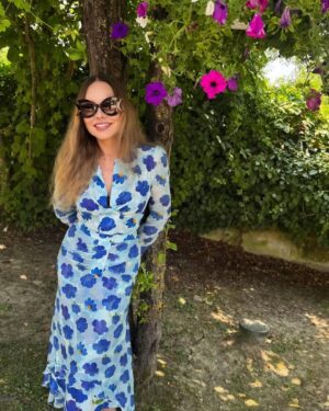 Ornella Muti Instagram - Легенда итальянского кино @ornellamuti в платье @galinapodzolko_com на прогулке в солнечной Италии.
Italian cinema legend @ornellamuti in a dress by @galinapodzolko_com on a walk in sunny Italy.
#ОрнеллаМути#актриса#GalinaPodzolko#silkdress#brand