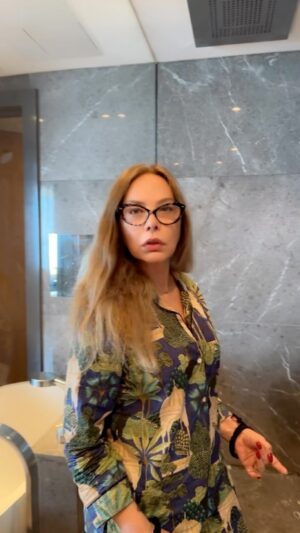 Ornella Muti Instagram - Quando Il tuo parrucchiere non ti abbandona mai! Grazie #germanohr , cosa faremmo senza di te? #ornellamuti @naikerivelli @germanohr
