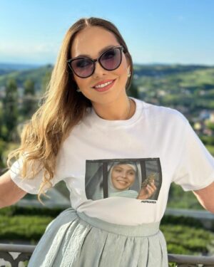 Ornella Muti Instagram - Propaganda supporta @ornellamutihempclub !
Siamo orgogliosi di presentare il nostro ultimo progetto in collaborazione con Ornella Muti Hemp Club: una T-Shirt in edizione limitata per sostenere e promuovere l’uso della marijuana a scopo medico attraverso eventi dedicati e mettendo i pazienti in contatto con il Cannabis Medical Center.
Disponibile ora!