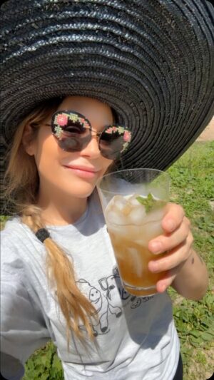 Ornella Muti Instagram - Vi regalo la nostra ricetta di Tè Freddo alla Pesca 🍑. Una vecchia ricetta di famiglia.
4 bottiglie di acqua Fiuggi @acquafiuggi
6 pesche 🍑 pelate e snocciolate
1 limone 🍋 e mezzo spremuto aggiunto quando il tè si è raffreddato.
5 buste tè nero al bergamotto , io ho usato @kusmiteaparis
Dolcificante a scelta. Sconsiglio fortemente zuccheri bianchi processati chimicamente.
Io ho usato eritritolo biologico di mais ma potete usare sciroppo bio di acero o di agave o zucchero integrale di fiori di cocco o zucchero di datteri integrale o anche malto di mais o riso integrale. Le quantità vanno a secondo dei gusti.
A casa nostra finché non me ne sono andata, non ho mai visto una coca cola o un tè freddo confezionato nel nostro frigo o sulla nostra tavola. Figuratevi, a mamma veniva l’ansia con l’acqua gelata e da noi solo acqua a temperatura ambiente perché troppo fredda “non faceva bene”
Questo tè freddo per esempio mi è stato concesso quando avevo intorno ai 17 anni.
Mio figlio di conseguenza è cresciuto come me. No Coca-Cola, no zuccheri raffinati, no merendine se non fatte in casa, pranzo a scuola preparato in casa da me personalmente, no cibo spazzatura.
Il nostro pediatra mio, di mia sorella e mio fratello e anche di mio figlio Akash, ha sempre detto che ai bambini non va assolutamente data la Coca-Cola finché non sono grandi perché gli distrugge l’intestino. Non vanno dati caffè ne tè, (vedo dare ai bimbi l’estathé come fosse acqua) perché sono pieni di zucchero e di caffeina e i loro piccoli corpicini non sanno come processare tutte queste schifezze.
I bambini vanno protetti da questi cibi spazzatura che ormai sono ovunque e hanno rimpiazzato il “fatto in casa”.
Questo Tè freddo non è per bambini
Ps) la maglietta pazzesca me l’ha regalata my brother from another mother @ermes_uaz