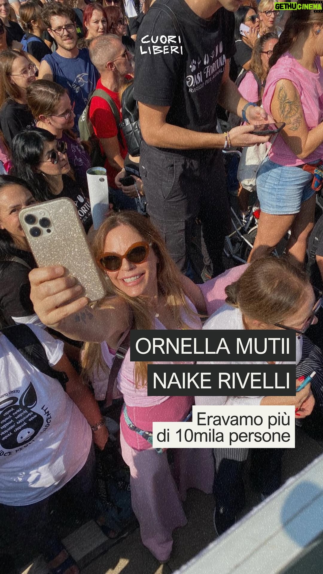 Ornella Muti - 5.7K Likes - @ornellamuti @naikerivelli x #CuoriLiberi

Il 7 ottobre 2023 erano a Milano per gridare #giulemanidaisantuari!
Oggi sono ancora qui al nostro fianco ed il prossimo 29 novembre saranno al @cinemaesedratorino per vedere @cuoriliberifilm insieme a voi!

A breve apriranno le prenotazioni sul sito @mescalitofilm, prendete il vostro biglietto perché sarà un evento da non perdere!

#finoallultimorespiro #siamotutticuoriliberi