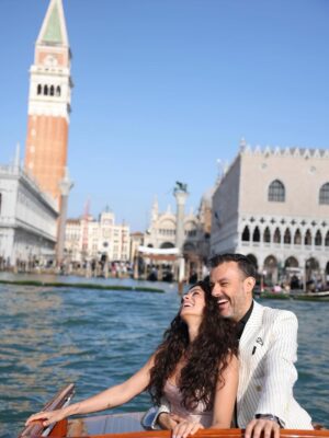 Özge Özpirinçci Instagram - A story written under the Venetian sky. 💙
A day wrapped in elegance and cinematic magic — a moment we’ll never forget. 📸 : @bettyarditi_photography 📹 : @numanalkan