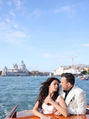 Özge Özpirinçci Instagram - A story written under the Venetian sky. 💙
A day wrapped in elegance and cinematic magic — a moment we’ll never forget. 📸 : @bettyarditi_photography 📹 : @numanalkan