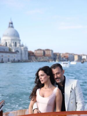 Özge Özpirinçci Instagram - A story written under the Venetian sky. 💙
A day wrapped in elegance and cinematic magic — a moment we’ll never forget. 📸 : @bettyarditi_photography 📹 : @numanalkan