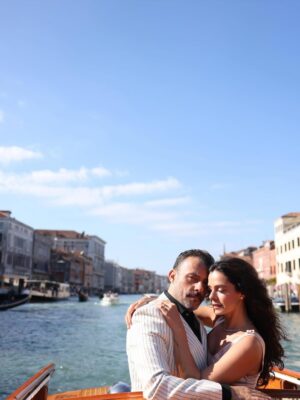 Özge Özpirinçci Instagram - A story written under the Venetian sky. 💙
A day wrapped in elegance and cinematic magic — a moment we’ll never forget. 📸 : @bettyarditi_photography 📹 : @numanalkan