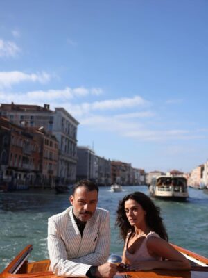 Özge Özpirinçci Instagram - A story written under the Venetian sky. 💙
A day wrapped in elegance and cinematic magic — a moment we’ll never forget. 📸 : @bettyarditi_photography 📹 : @numanalkan