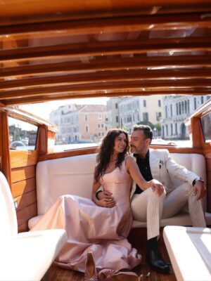 Özge Özpirinçci Instagram - A story written under the Venetian sky. 💙
A day wrapped in elegance and cinematic magic — a moment we’ll never forget. 📸 : @bettyarditi_photography 📹 : @numanalkan