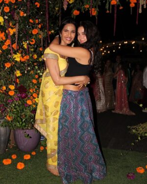 Padma Lakshmi Instagram - Our hope is for light to triumph over the dark that so many around the world experienced this year. We hope to count our blessings and hope for lasting peace. Om shanti. 

Thank you to @loasisfloraldesign for the flowers,
@moghulcaterers for the food, and @arunnj25, @tablajazz and @deeceebanks for the music 🌹