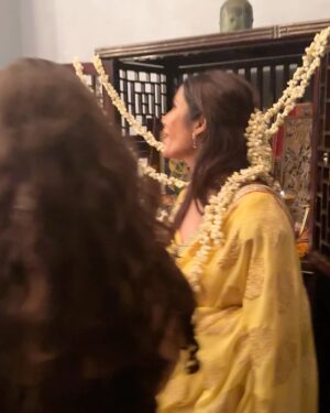 Padma Lakshmi Instagram - Our hope is for light to triumph over the dark that so many around the world experienced this year. We hope to count our blessings and hope for lasting peace. Om shanti. 

Thank you to @loasisfloraldesign for the flowers,
@moghulcaterers for the food, and @arunnj25, @tablajazz and @deeceebanks for the music 🌹