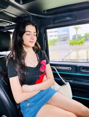Palak Bharti Instagram - Rainy roads & calm thoughts 🌧️🖤
Outfit
Top- @savana
Skirt- @hm