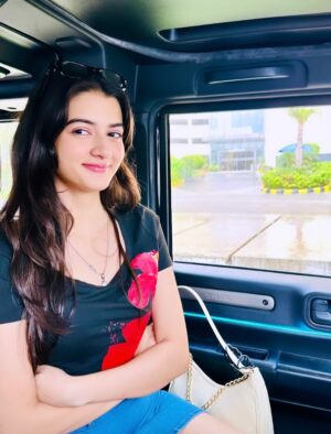 Palak Bharti Instagram - Rainy roads & calm thoughts 🌧️🖤
Outfit
Top- @savana
Skirt- @hm