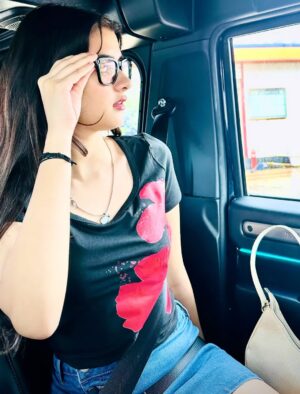 Palak Bharti Instagram - Rainy roads & calm thoughts 🌧️🖤
Outfit
Top- @savana
Skirt- @hm