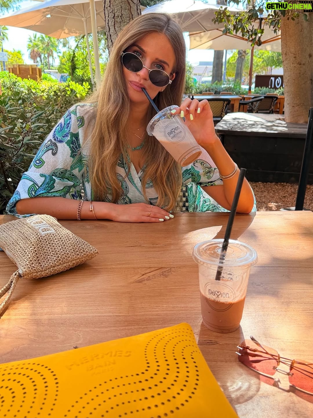 Palina Rojinski - 43.1K Likes - Hier gibt’s Urlaubsbilder wie Sand am Meer 🐚🏝️✨🦋🐠🦜🥝 
Sooo das war‘s jetzt auch - ab jetzt gibt’s Urlaub von meinen Ibizafotos ☀️