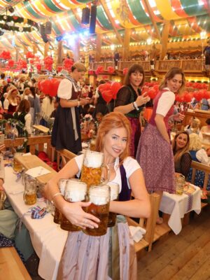 Palina Rojinski Instagram - Alle Hände voll zu tun. Wiesn das passiert? Wer hat das verzapft? Ich Krug mich nicht mehr ein. Ein Auftakt nach Maß! 

Habt ihr noch einen? 😁