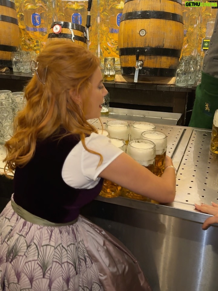 Palina Rojinski - 81.6K Likes - Alle Hände voll zu tun. Wiesn das passiert? Wer hat das verzapft? Ich Krug mich nicht mehr ein. Ein Auftakt nach Maß! 

Habt ihr noch einen? 😁