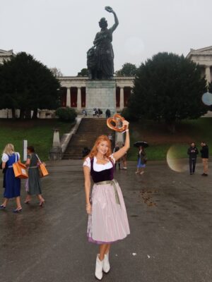 Palina Rojinski Instagram - Alle Hände voll zu tun. Wiesn das passiert? Wer hat das verzapft? Ich Krug mich nicht mehr ein. Ein Auftakt nach Maß! 

Habt ihr noch einen? 😁