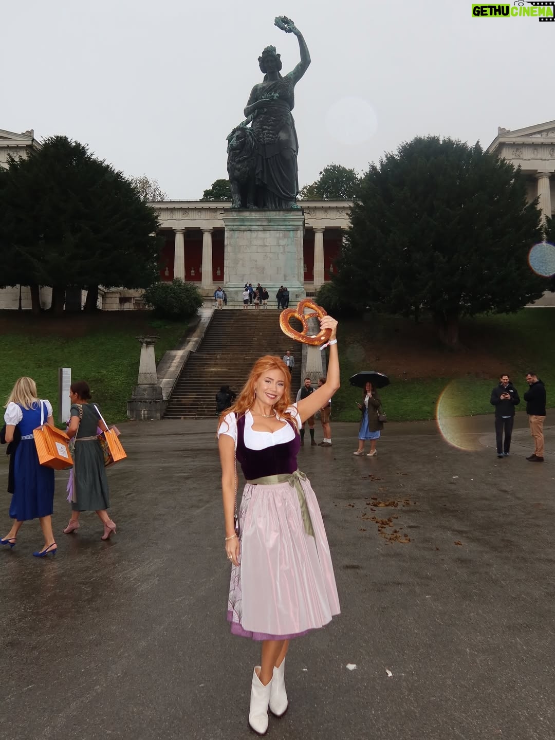 Palina Rojinski - 81.6K Likes - Alle Hände voll zu tun. Wiesn das passiert? Wer hat das verzapft? Ich Krug mich nicht mehr ein. Ein Auftakt nach Maß! 

Habt ihr noch einen? 😁
