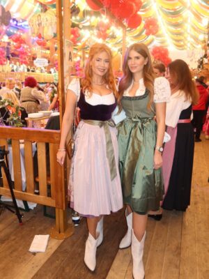 Palina Rojinski Instagram - Alle Hände voll zu tun. Wiesn das passiert? Wer hat das verzapft? Ich Krug mich nicht mehr ein. Ein Auftakt nach Maß! 

Habt ihr noch einen? 😁