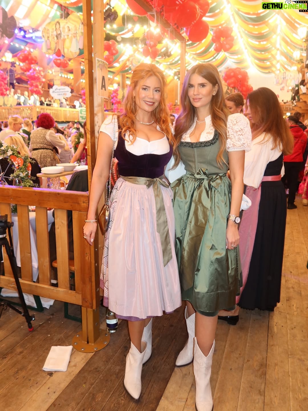 Palina Rojinski - 81.6K Likes - Alle Hände voll zu tun. Wiesn das passiert? Wer hat das verzapft? Ich Krug mich nicht mehr ein. Ein Auftakt nach Maß! 

Habt ihr noch einen? 😁