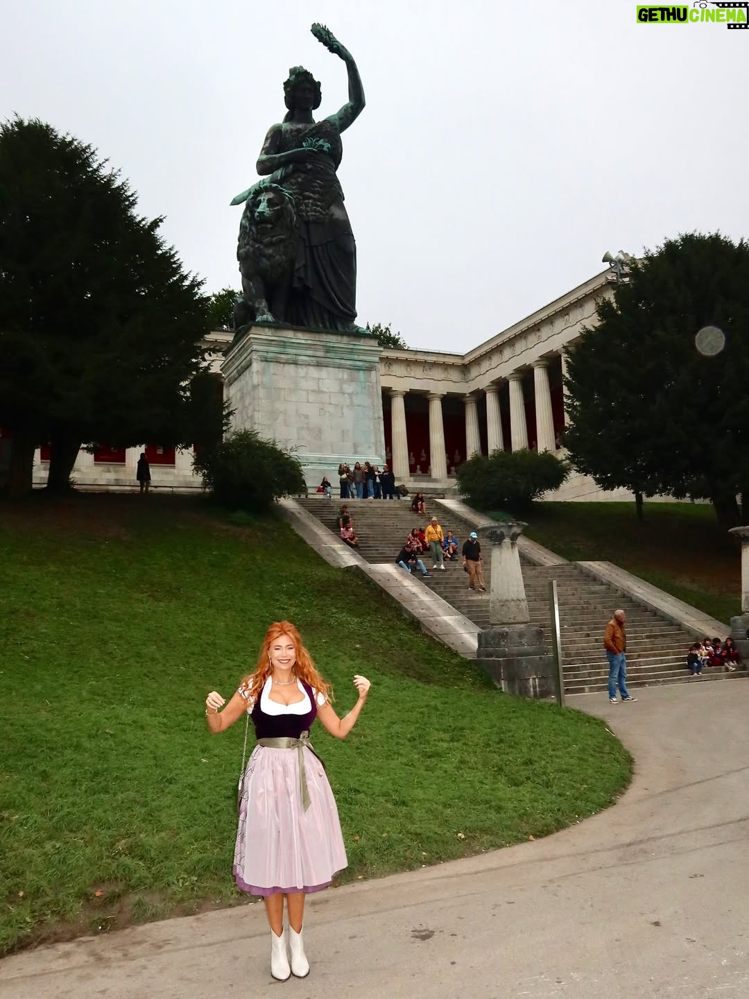 Palina Rojinski - 81.6K Likes - Alle Hände voll zu tun. Wiesn das passiert? Wer hat das verzapft? Ich Krug mich nicht mehr ein. Ein Auftakt nach Maß! 

Habt ihr noch einen? 😁