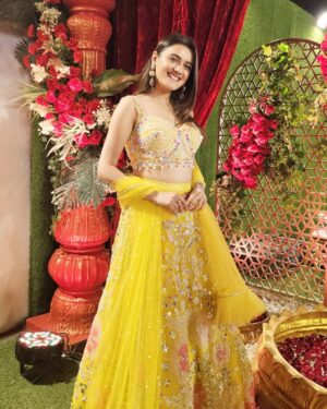 Pallak Yadav Instagram - - DesiDiva mode activated ✨💛👸

Wearing @kikibyishikaagrawal