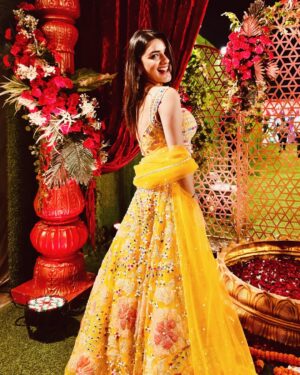 Pallak Yadav Instagram - - DesiDiva mode activated ✨💛👸
Wearing @kikibyishikaagrawal
