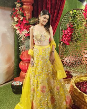Pallak Yadav Instagram - - DesiDiva mode activated ✨💛👸

Wearing @kikibyishikaagrawal