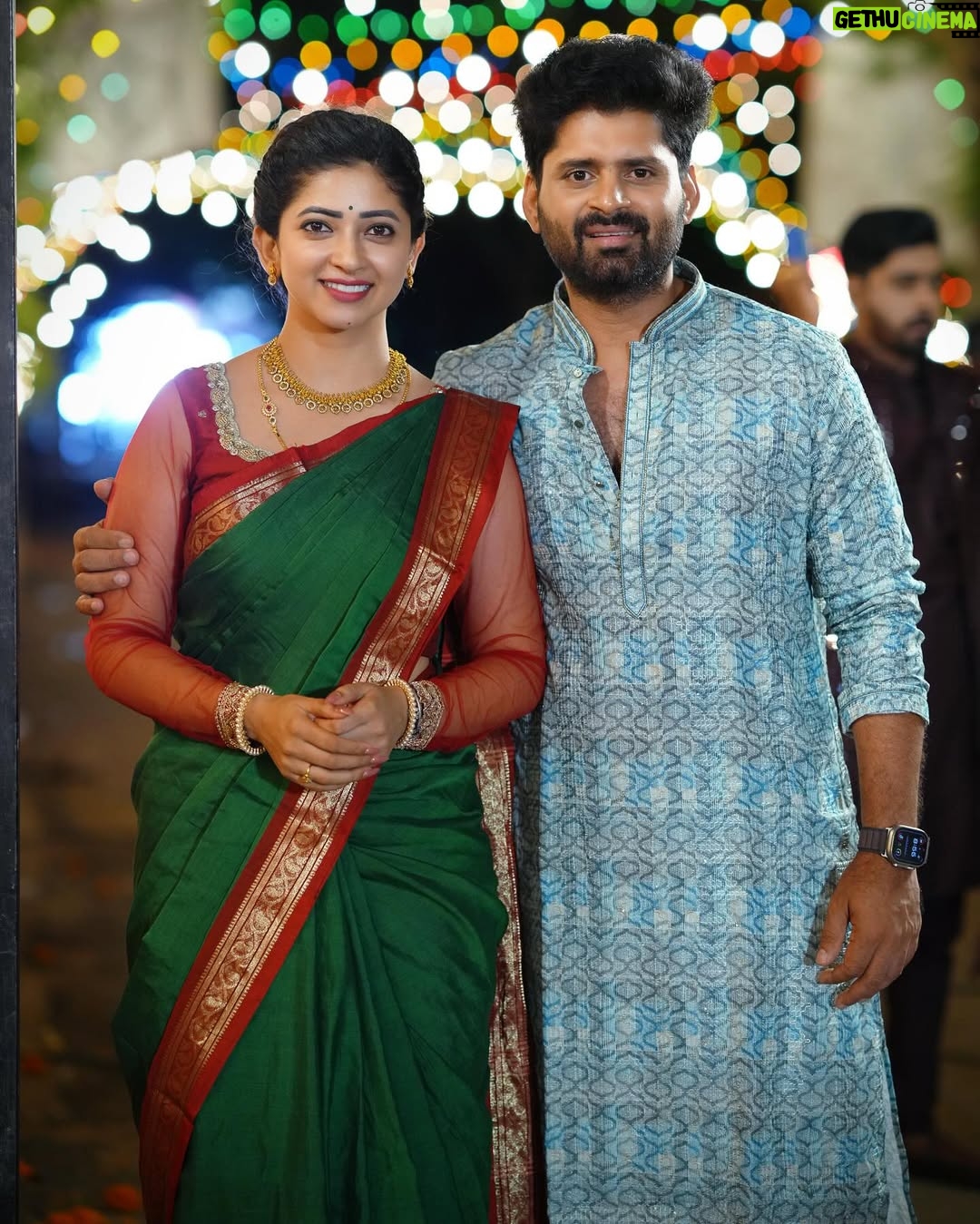 Pallavi Gowda - 91.8K Likes - Nenu Pelli ki ready👸🏻
Guess cheyandi evari pelli…?🤔

#NewBeginnings #ZeeTelugu