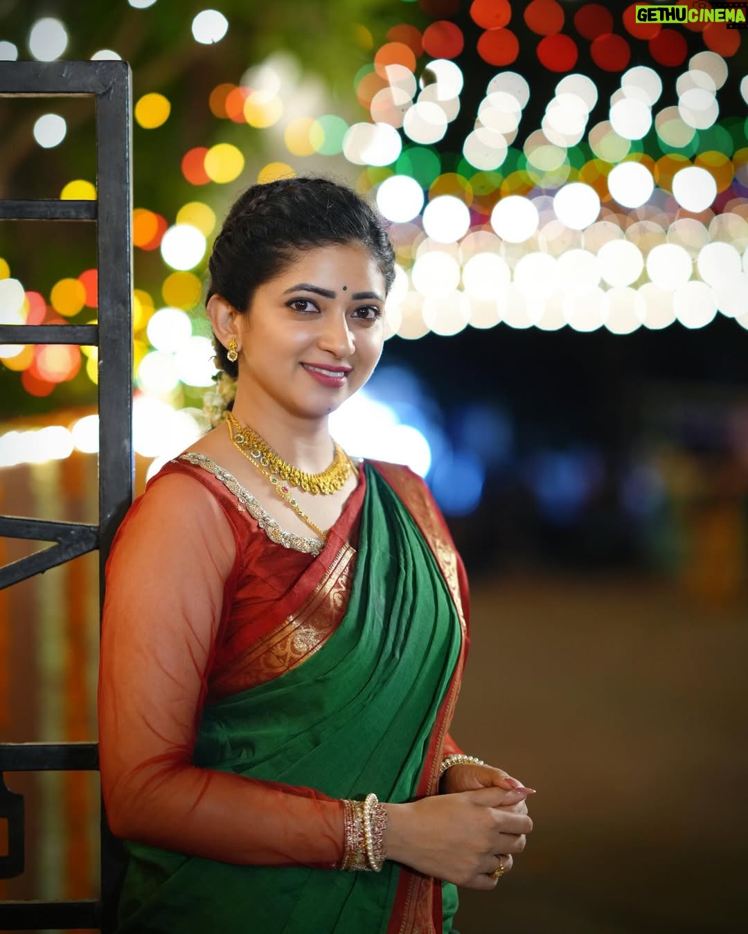 Pallavi Gowda - 91.8K Likes - Nenu Pelli ki ready👸🏻
Guess cheyandi evari pelli…?🤔

#NewBeginnings #ZeeTelugu