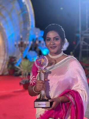 Pallavi Ramisetty Instagram - Respect,Grateful and Gratitude 🙏 
ETV 30years 🌱

Pearl set : @rpj_customisedjewels
Hair style : @hairstylistravi

#hardwork #dedication #acting #adadeadharam #bharyamani #attarintikidaredi #etvserials #love
