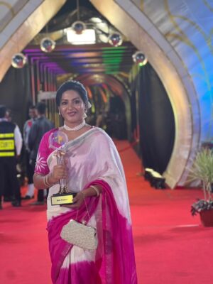 Pallavi Ramisetty Instagram - Respect,Grateful and Gratitude 🙏 
ETV 30years 🌱

Pearl set : @rpj_customisedjewels
Hair style : @hairstylistravi

#hardwork #dedication #acting #adadeadharam #bharyamani #attarintikidaredi #etvserials #love