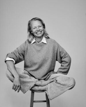 Pamela Anderson Instagram - Beauty is the freedom to be yourself 🤍

Today, @sonsieskin steps back into itself… a new website, and everything, finally back in stock.

Thank you for walking beside me… for your patience, your belief, and your love for our little company with a big heart.

We never expected to sell out so quickly and receive so much love… Your support was overwhelming… in the most beautiful way… and in the quiet, we found something rare—a moment to reflect, to realign, and to return with even more intention.

Sonsie is your gentle reminder that… Beauty isn’t something to chase—it’s something to come home to.

With love,

P