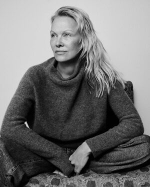 Pamela Anderson Instagram - Beauty is the freedom to be yourself 🤍

Today, @sonsieskin steps back into itself… a new website, and everything, finally back in stock.

Thank you for walking beside me… for your patience, your belief, and your love for our little company with a big heart.

We never expected to sell out so quickly and receive so much love… Your support was overwhelming… in the most beautiful way… and in the quiet, we found something rare—a moment to reflect, to realign, and to return with even more intention.

Sonsie is your gentle reminder that… Beauty isn’t something to chase—it’s something to come home to.

With love,

P