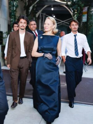 Pamela Anderson Instagram - A beautiful evening at the NYC Naked Gun premiere… thank you to everyone who came out to laugh with us… love is in the air — @nakedgunmovie in theatres August 1st 🤍