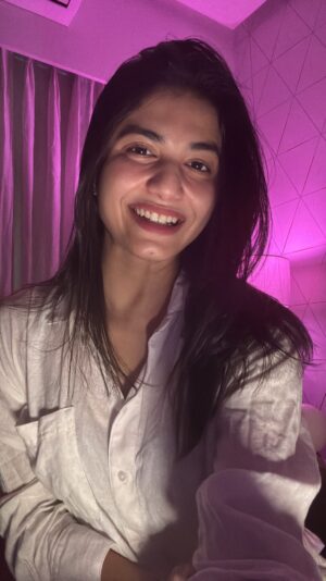 Pankti Shah Instagram - Everyone wants to be heard.
But not everyone listens.
Less speaking, more listening.
Less proving, more understanding.
If you want to be understood, start by understanding the other person first.
Not every conversation is a fight to win, sometimes it’s just a space to connect.
#ListenToUnderstand #EmotionalIntelligence #LifeSkills #LeadershipWisdom #GujaratiVibes #LessTalkMoreHeart #PanktisWay #MindfulLiving #ConsciousConversations #gujjujalso #GujjuGirl #GujaratiWisdom #GujaratiQuotes
