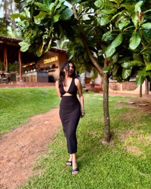 Pankti Shah Instagram - JUST BEING THE WARM YELLOW LIGHT
THAT POURS ALL OVER EVERYONE
I LOVE!!! 🧡
#sunkissed #tanningtime #happykid #wildchild #peace #panktishah #srilanka #southsrilanka #hiriketiya #sunsets #sunshinegirl #explorepage✨
