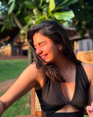 Pankti Shah Instagram - JUST BEING THE WARM YELLOW LIGHT
THAT POURS ALL OVER EVERYONE
I LOVE!!! 🧡
#sunkissed #tanningtime #happykid #wildchild #peace #panktishah #srilanka #southsrilanka #hiriketiya #sunsets #sunshinegirl #explorepage✨