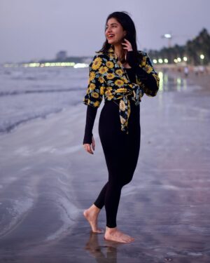 Pankti Shah Instagram - I think it is beautiful how the moon glows using the sun’s light and the sun never asks for anything in return. 💛
#wildchild #panktishah #portraitphotography #beachlife #portraits #happykid #explorepage✨ #sunshine #sunshinegirl