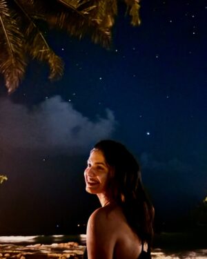 Pankti Shah Instagram - She’s a falling star burning in the night, she’s the shimmer on the water in an ocean of moonlight. 🌊❤️🌌
#hiriketiyabeach #srilanka #happykid #silence #peaceonearth #peaceful #srilankatravel #panktishah #travelnow