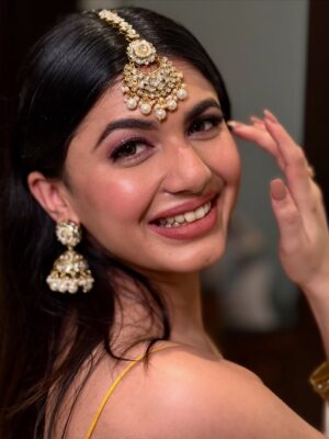 Pankti Shah Instagram - Sister’s wedding year = nonstop shaadi bangers imaginary lehenga walks all day 💅🎶💃🏻🥰
Mua @blenditbysyalli 😘
#DramaQueen #BollywoodLove #MainCharacterEnergy #LehengaLove #Desi #PanktiShah #MakeupModel