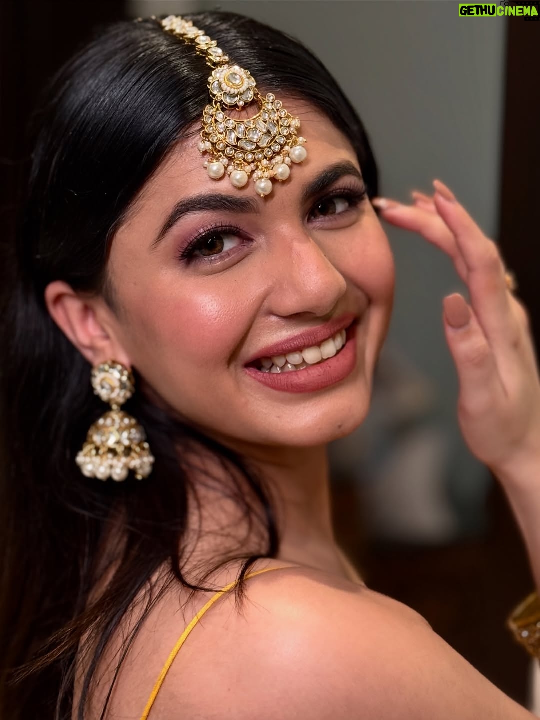 Pankti Shah - 6.9K Likes - Sister’s wedding year = nonstop shaadi bangers   imaginary lehenga walks all day 💅🎶💃🏻🥰

Mua @blenditbysyalli 😘

#DramaQueen #BollywoodLove #MainCharacterEnergy #LehengaLove #Desi #PanktiShah #MakeupModel