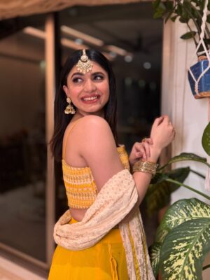 Pankti Shah Instagram - Sister’s wedding year = nonstop shaadi bangers imaginary lehenga walks all day 💅🎶💃🏻🥰
Mua @blenditbysyalli 😘
#DramaQueen #BollywoodLove #MainCharacterEnergy #LehengaLove #Desi #PanktiShah #MakeupModel