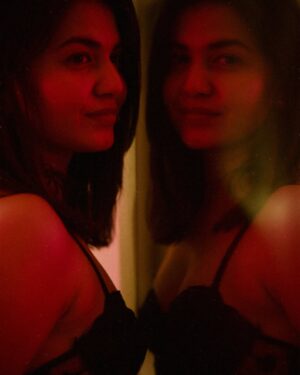 Pankti Shah Instagram - Mirror, mirror, what’s the tea?
Oh, just me, in love with me! 🥰🤭
Here’s to celebrating the purest form of love ❤️
#ImTheLoveIChooseToKeep 🫶🏻
#selflove #valentines #celebratinglove #celebratinglife #artsy #artsyaesthetic #goodvibes #wildchild #happykid #livelifetothefullest #valentine #love #lovelove
