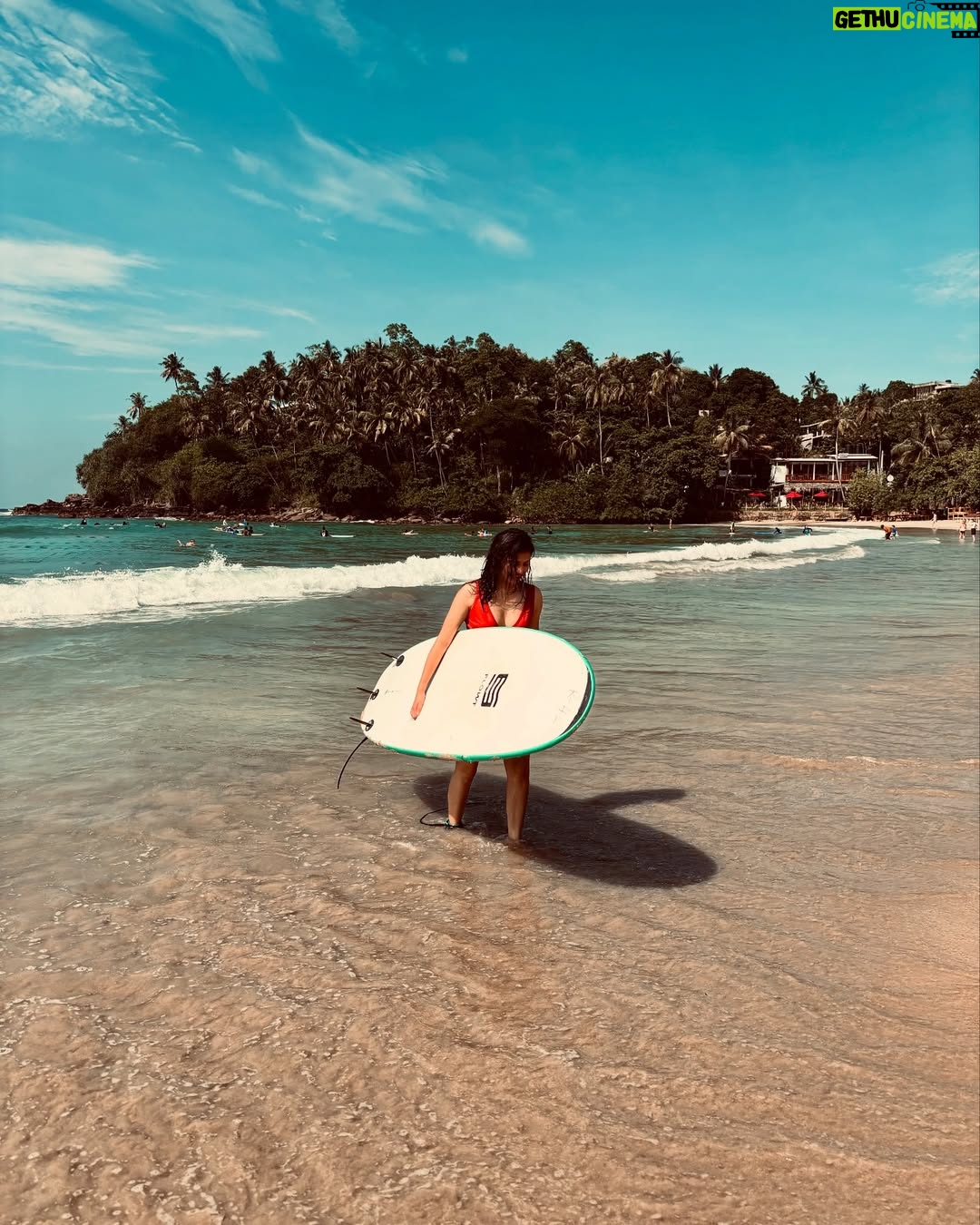Pankti Shah - 6.5K Likes - Be brave enough to be bad at something new. ❤️
(Although we never are :p) 

#beachvibes #surfing #surfersparadise #srilanka #hiriketiya #hiriketiyabeach #panktishah #explorepage✨ #beachgirl
