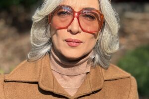 Pantea Panahiha Instagram - تاسیان و تینا به من هما هدیه دادن، همایی که تا هستم با منه و شده بخشی از خلق و روحم ، هر چه میگذره میبینم غرق تر شدم توی هما اما تو این روزها چهرم داره ازش فاصله میگیره ، هر روز با تغییری در اجزا و اسباب هما داره منو ترک میکنه و فقط تصاویرش برام میمونه ، مینای تو عکسها یکی از دستهای مهربونی بود که هما رو میساخت و همراهش بود ، از نیمه راه اومد و هما رو گرفت و همراهش شد ، ممنونم ازت . 
#تاسیان