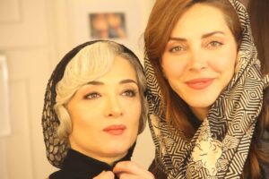 Pantea Panahiha Instagram - تاسیان و تینا به من هما هدیه دادن، همایی که تا هستم با منه و شده بخشی از خلق و روحم ، هر چه میگذره میبینم غرق تر شدم توی هما اما تو این روزها چهرم داره ازش فاصله میگیره ، هر روز با تغییری در اجزا و اسباب هما داره منو ترک میکنه و فقط تصاویرش برام میمونه ، مینای تو عکسها یکی از دستهای مهربونی بود که هما رو میساخت و همراهش بود ، از نیمه راه اومد و هما رو گرفت و همراهش شد ، ممنونم ازت . 
#تاسیان