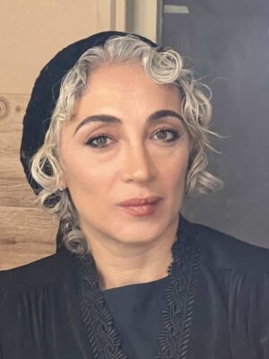 Pantea Panahiha Instagram - روز اول تست لباس و گریم هما نجات ، با تمام دانسته هام از دلدادگیها و آرزوهای تینا پاکروان برای هما نشستم به تماشا، تا با تن پوش و صورت هما مواجه بشم، تا کامل شدن مرحله به مرحله ترسی به جونم بود که تو نگاهم هست، دیدنش و  باور هما  شدن، همراه نگاه گیج و هراسون برای راه پیش رو ( اون روز هیچ کس نفهمید که چه مشعوف ترسیدم ). 
دست نرم و مهربون و نگاه دقیق مهسا با همراهبهای لحظه به لحظه تینا به جزئیات  و بابک از راه دور، چهره هما رو روی صورتم نقش داد و با مهر اولین نگاههای من و هما در اینه به هم گره خورد، بعد از گریم با پوشبدن  چند دست لباس که الهام با ذوق تهیه کرده بود و فرناز با عشق تنم میکرد قامتم تغییر شکل میداد تا نوبت  رسید به کفشهاش همون طلایی جلو باز ظریف که مدل راه رفتن خاصی به او میداد و ظرافت و لطافت پارچه نقره ای خالدار با دامن کلوش با یقه ی کراواتی و دیدن عکسی در ویزور محمدرضا ، خنده از سر خجالت و شعف عمیق درونی همراه با ترسی کودکانه ، خود هما بود ایستاده، لحظه ی فراموش نشدنی مواجهه با محبوبم «هما»  را ثبت کردم که بماند به بادگار 
هما در من ماند و میماند تا همیشه . 
#تاسیان 
#تینا_پاکروان 
#پانته_آ_پناهیها